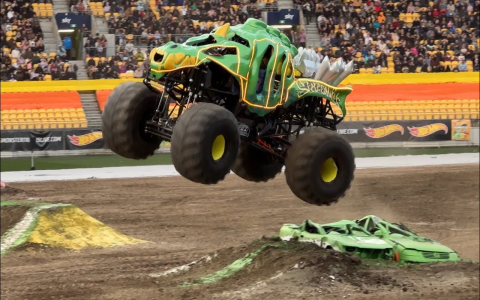 Hot Wheels Monster Trucks Glow & Fire Show Spectacular