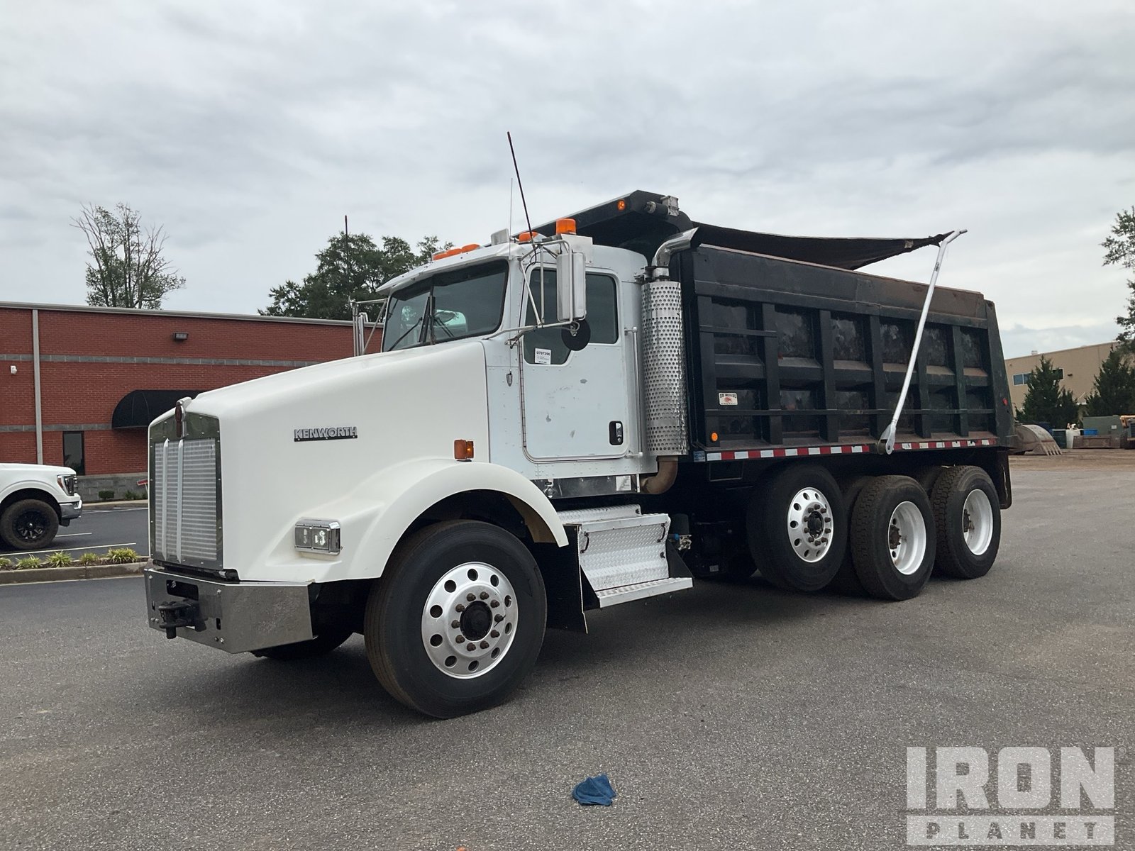 2006 Kenworth T800 Dump Truck for Sale _ Reliable & Ready to Work