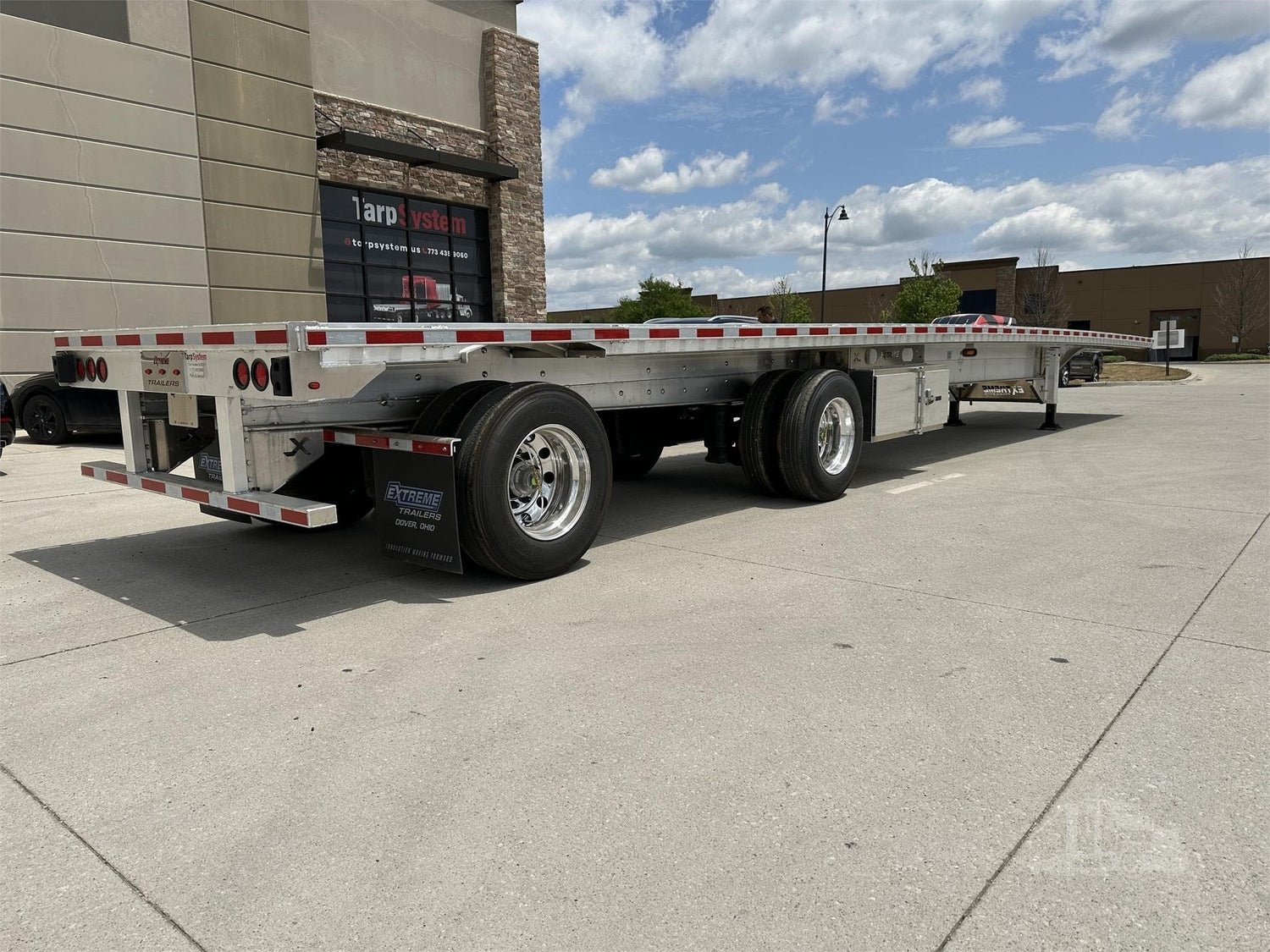 How to Choose the Right Flat Bed Semi Trailer for Sale